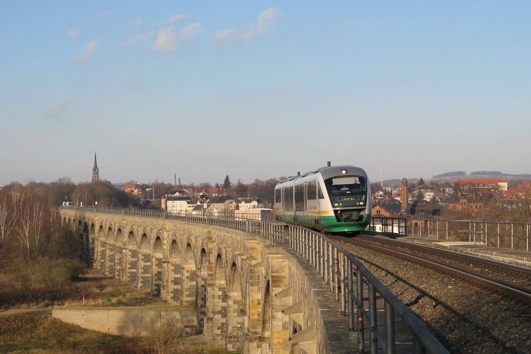 Der Zug nach Reichenberg hat Zittau hinter sich gelassen und überquert die Neiße auf dem Viadukt zur Grenze. Foto: Felix Bührdel