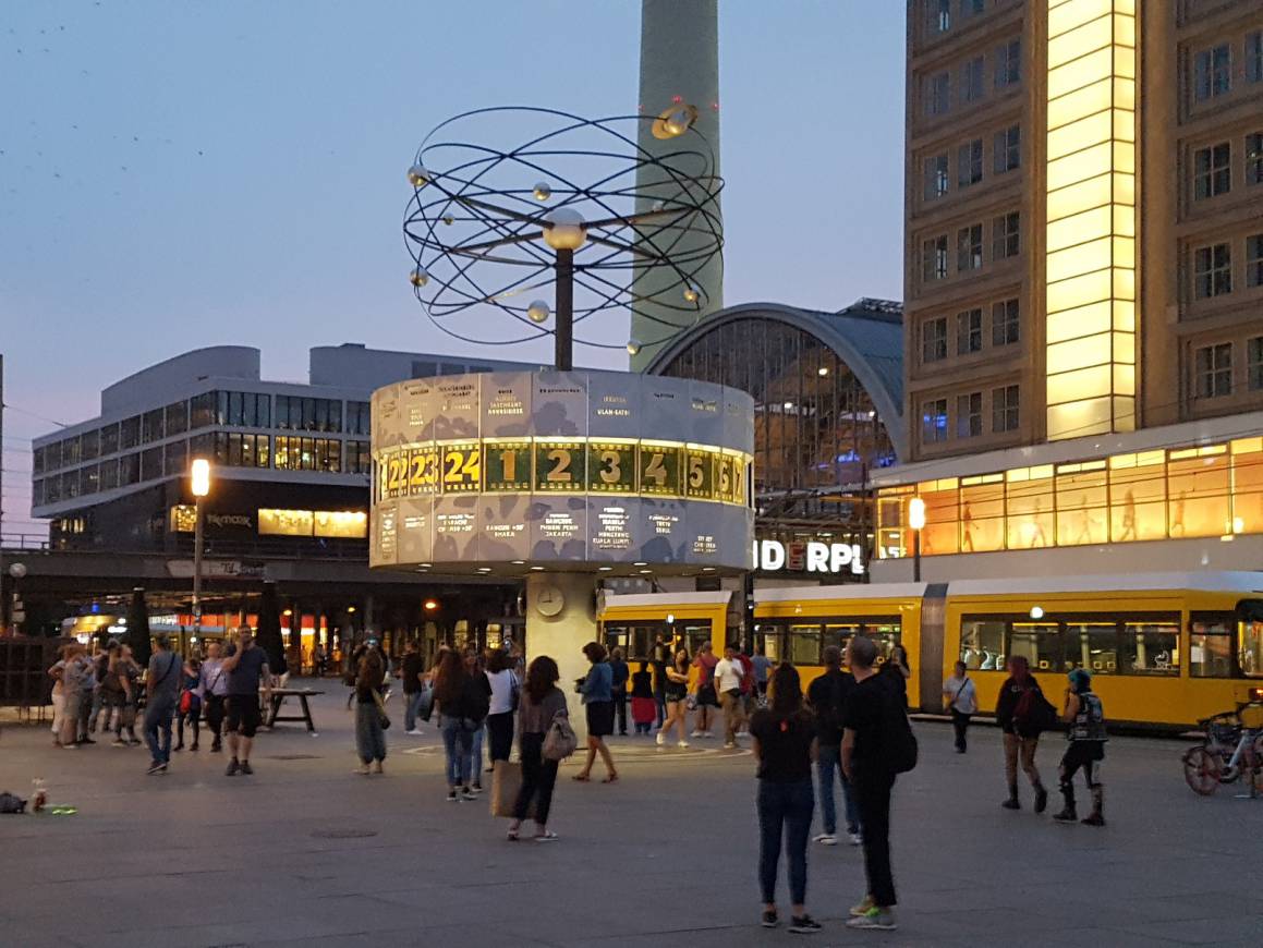 Die Weltzeituhr auf dem Berliner Alexanderplatz. Foto: Manuel Rommel