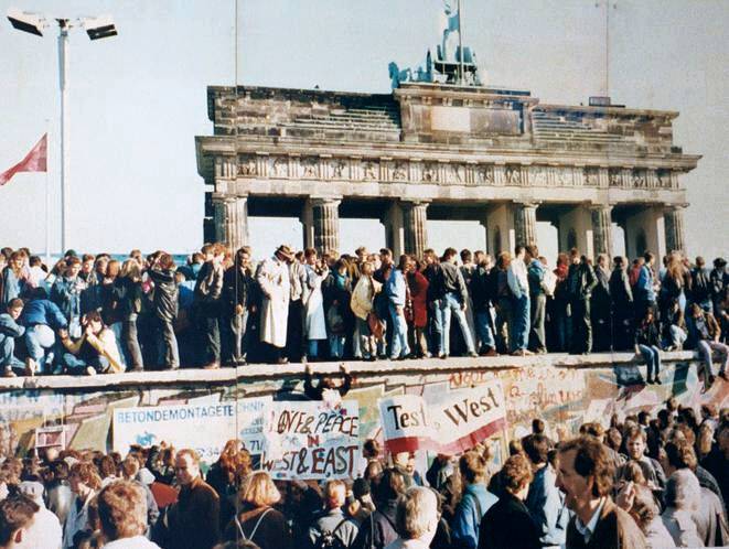 Lear 21 at English Wikipedia, West and East Germans at the Brandenburg Gate in 1989, CC BY-SA 3.0