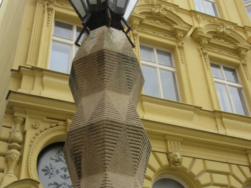 Die einzige kubistische Straßenlaterne der Welt steht in Prag. Foto: Detmar Doering