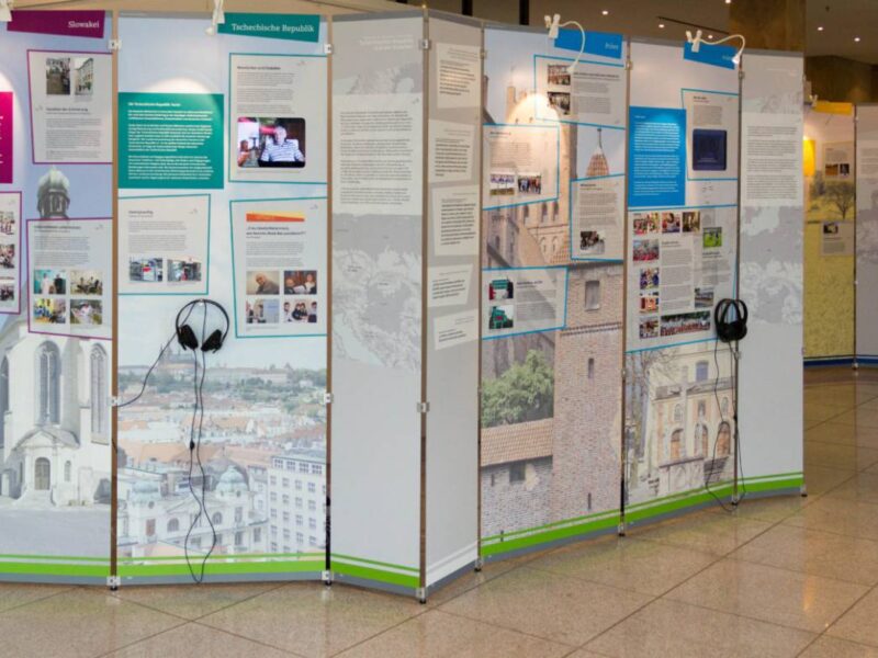 Die Wanderausstellung "In zwei Welten" über deutsche Minderheiten ist nun auch im Internet zugänglich. Foto: AGDM