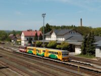 Die Station Friedland, inzwischen hat sie moderne Bahnsteige. Hier kommen die Züge aus Reichenberg sowie Heinsdorf/Tafelfi chte und Weißbach/Tafelfi chte an; über die Grenze nach Polen rollen nur Güterzüge. Foto: Jürgen Barteld