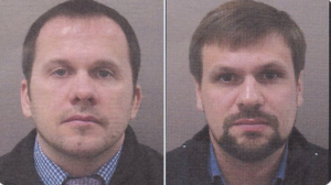 Die beiden Militärspione Aleksandr Mischkin und Anatoli Tschepiga (v.l.) sollen für die Explosionen in Vrbětice verantwortlich sein. Foto: Twitter/ Policie ČR