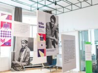 Die Ausstellung „Erika Mann (1905–1969). Die Kriegsreporterin, Kinderbuchautorin und politische Kommentatorin“ ist im Goethe-Institut Prag zu sehen. Foto: Pavlína Jáchimová/Goethe-Institut