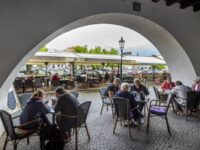 Seit Montag haben in Tschechien die Außenbereiche vo Cafés und Restaurants wieder geöffnet. Foto: ČTK/Hájek Ondřej