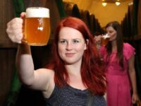 Ein frisch gezapftes Bier in Gesellschaft guter Freunde – nicht nur für die meisten Tschechinnen und Tschechen zurzeit der sehnlichste Wunsch. Foto: Pilsner Urquell