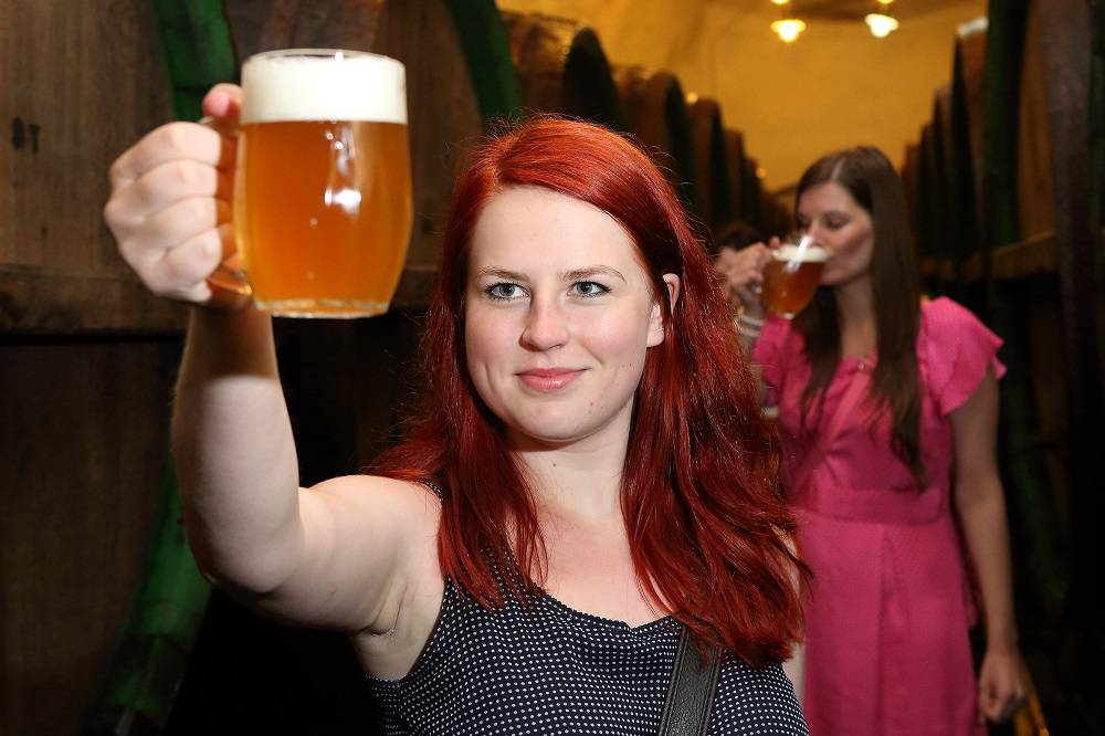 Ein frisch gezapftes Bier in Gesellschaft guter Freunde – nicht nur für die meisten Tschechinnen und Tschechen zurzeit der sehnlichste Wunsch. Foto: Pilsner Urquell