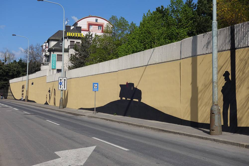 Ein Graffiti erinnert an das Attentat auf den Organisator der Vernichtung der Juden Reinhard Heydrich. Foto: Steffen Neumann