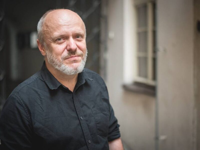 René Levínský, Jahrgang 1970, forscht am Zentrum für Wirtschaftsforschung CERGE-EI zu Spieltheorie, Verhaltensökonomie und politischer Ökonomie. Der Mathematiker und Ökonom berät die Regierung bei der Bewältigung der COVID19- Pandemie. Foto: Archiv A Studio Rubin/Lenka Glisníková