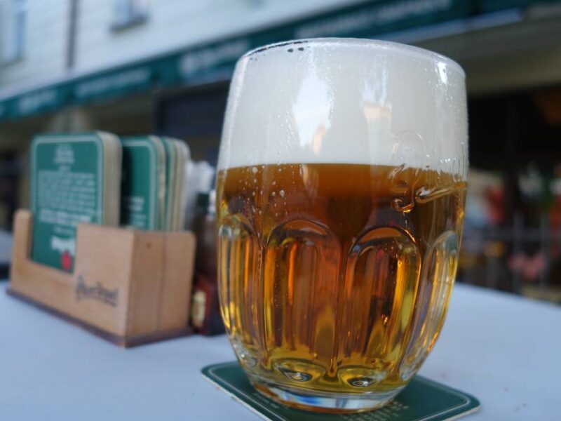 Ein frisch gezapftes Pils im Biergarten. Foto: Steffen Neumann