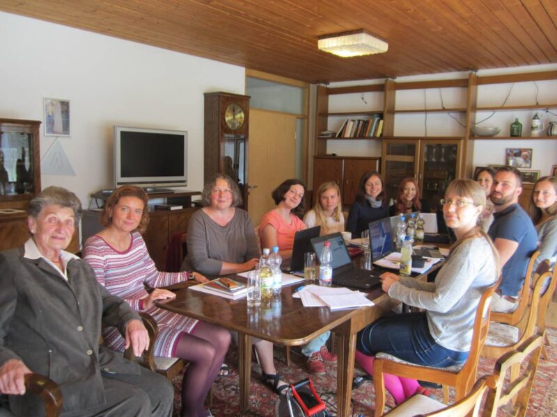 Die Studierenden während einer Diskussion mit der Autorin und Zeitzeugen. Von links: Zeitzeugin Mercedes Gröger, Autorin Kateřina Kovačková und die Projektkoordinatorin Monika Žárská. Foto: Liza Getta