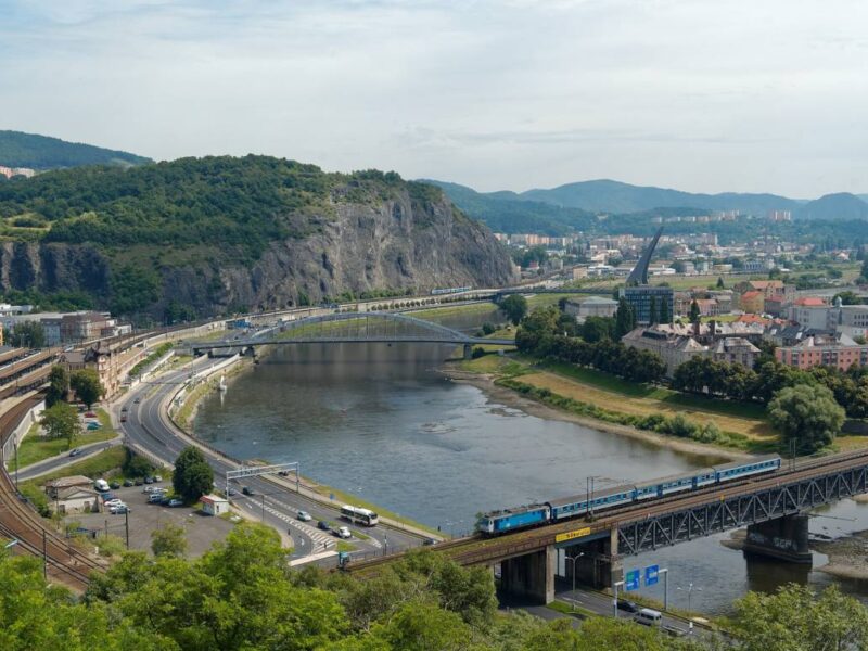 Blick ins Elbtal: Links der Hauptbahnhof Aussig (Ústí nad Labem), der mit der Neubaustrecke Geschichte werden würde, vorn die Brücke zur rechtselbischen Bahnlinie. Foto: Jürgen Barteld