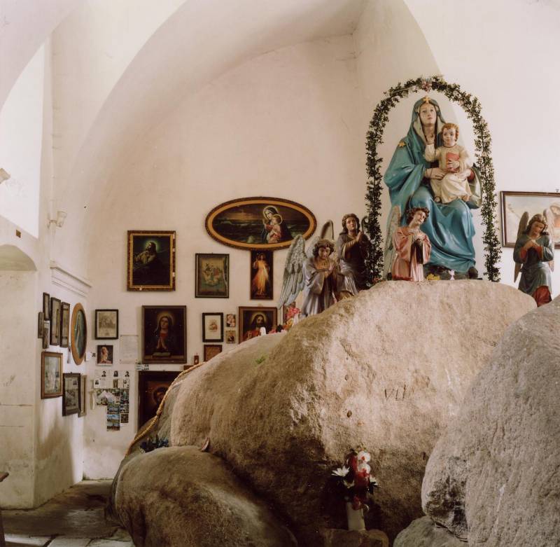 Der Heilige Stein in der Wallfahrtskiche Maria Schnee (Svatý Kámen nad Malší). Foto: Wikimedia Commons/ Stefan Lehner (CC BY-SA 3.0 DE)