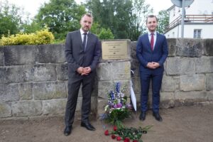 Martin Herbert Dzingel, Präsident der Landesversammlung, enthüllte gemeinsam mit Bürgermeister Jan Papajanovský eine Gedenkplatte auf dem ehemaligen Friedhof von Böhmisch Kamnitz (Česká Kamenice). Foto: Steffen Neumann