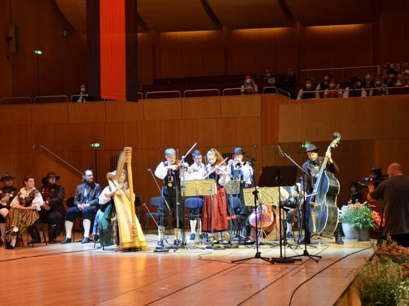 Die Egerländer Familienmusik Hess beim Volkstumsabend des Sudetendeutschen Tages. Foto: Jonas Klimm