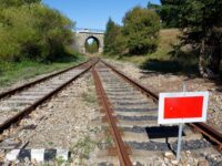 Zweimal Endstation seit 75 Jahren: Moldau (Moldava) und Holzhau. Zwischen den beiden Stationen klaff t eine rund acht Kilometer lange Lücke des einstigen Schienenweges. Die Gleisenden sind mit roter Halt-Tafel markiert Foto: Jürgen Barteld