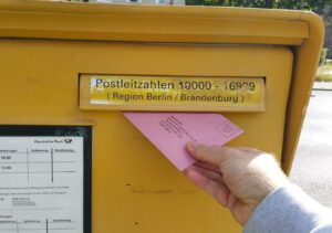 An der Bundestagswahl kann man aus dem Ausland per Briefwahl antreten. Voraussetzung ist die Eintragung im Wählerverzeichnis. Foto: Dirk1981, Briefwahl Bundestagswahl 2017 Postkasten, CC BY-SA 4.0