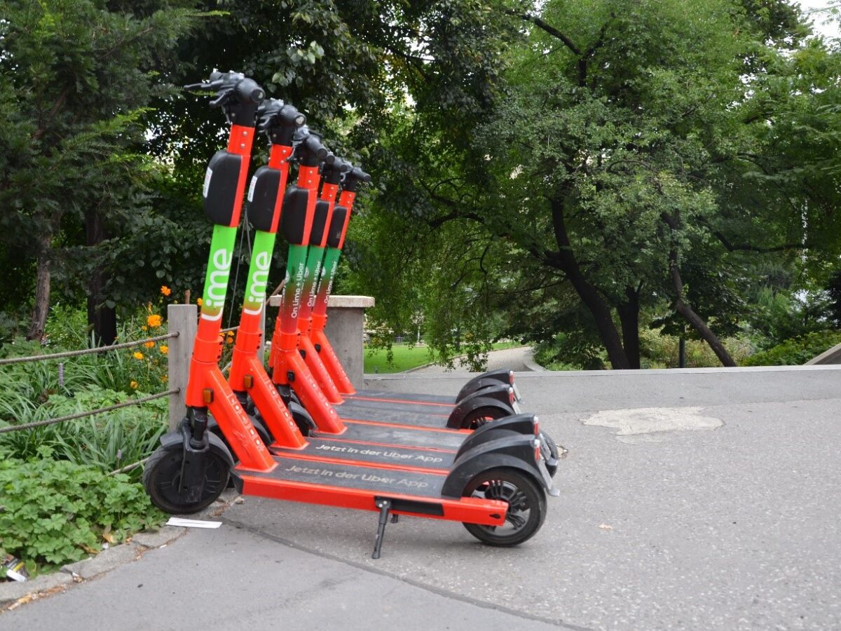 E-Scooter von Lime in der Nähe des Parks Čelakovského sady beim Nationalmuseum (Národní muzeum). Foto: Lucia Vovk