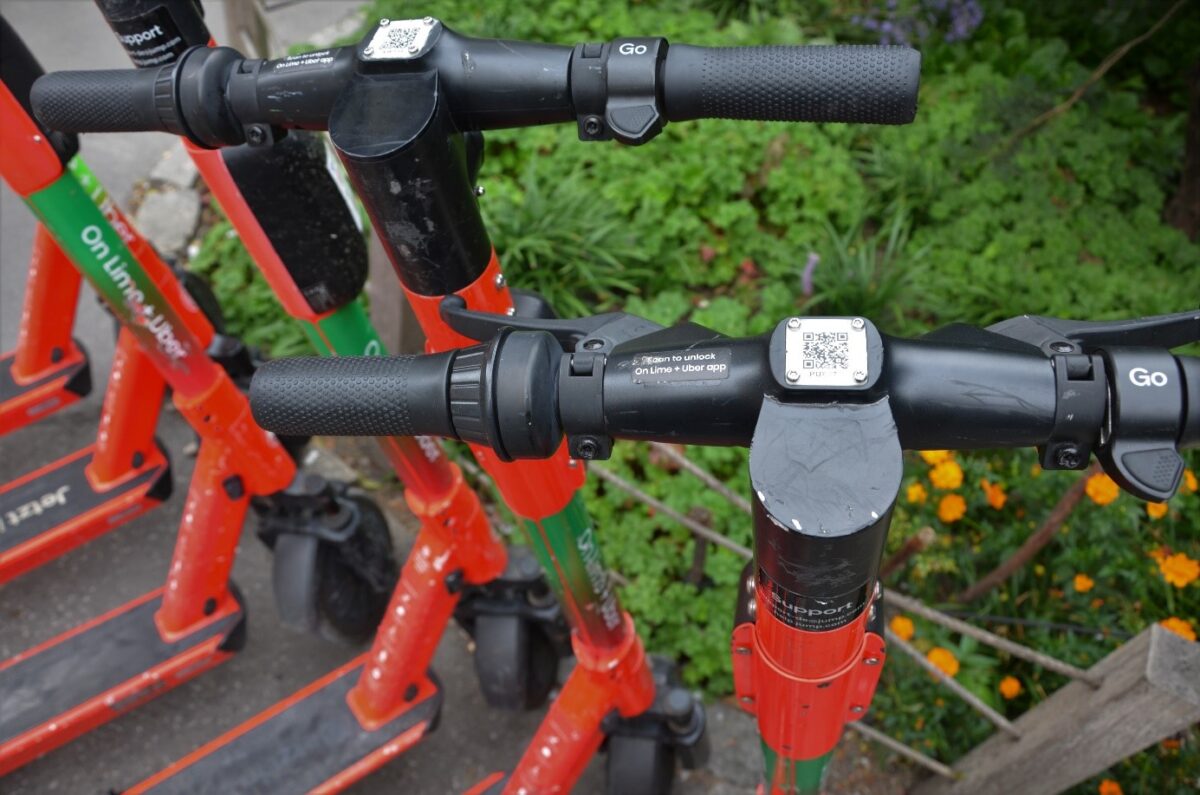 Der Lenker eines Lime E-Scooters, mit scanbarem QR-Code in der Mitte, dem Hebel zum Beschleunigen rechts und Handbremsen. Foto: Lucia Vovk