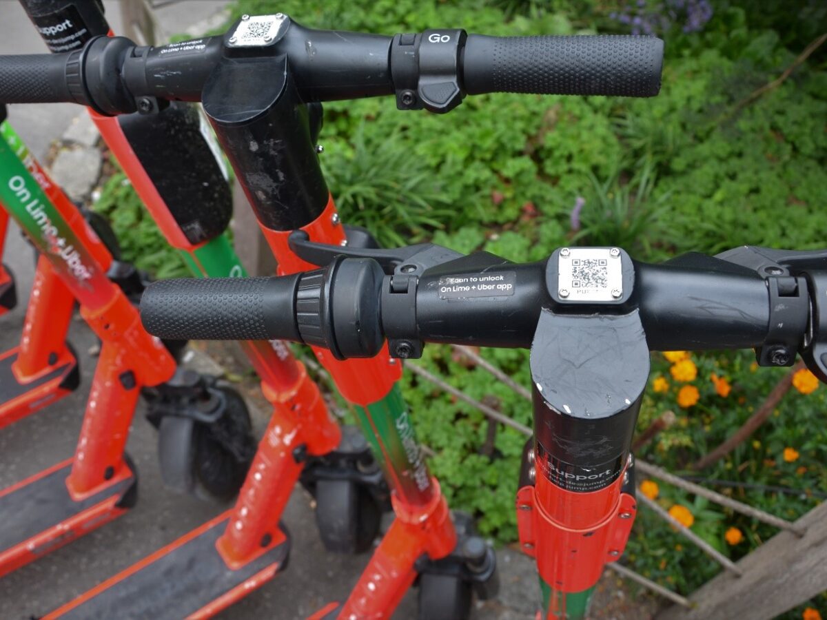 Der Lenker eines Lime E-Scooters, mit scanbarem QR-Code in der Mitte, dem Hebel zum Beschleunigen rechts und Handbremsen. Foto: Lucia Vovk