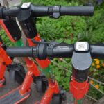Der Lenker eines Lime E-Scooters, mit scanbarem QR-Code in der Mitte, dem Hebel zum Beschleunigen rechts und Handbremsen. Foto: Lucia Vovk