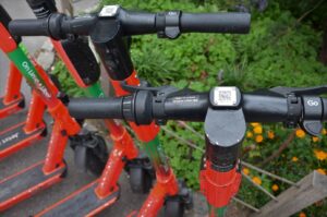 Der Lenker eines Lime E-Scooters, mit scanbarem QR-Code in der Mitte, dem Hebel zum Beschleunigen rechts und Handbremsen. Foto: Lucia Vovk
