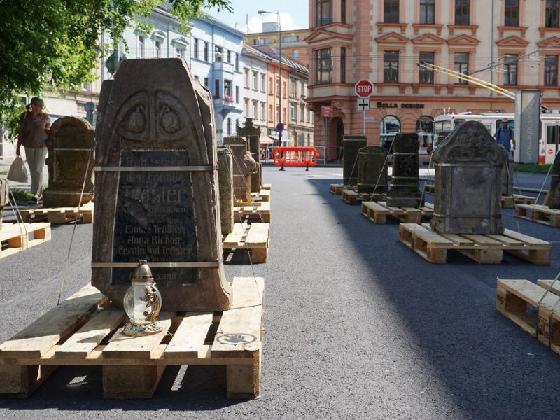Bis Ende August stehen die Grabsteine in Aussig auf der Straße vor dem Museum. Foto: Steffen Neumann
