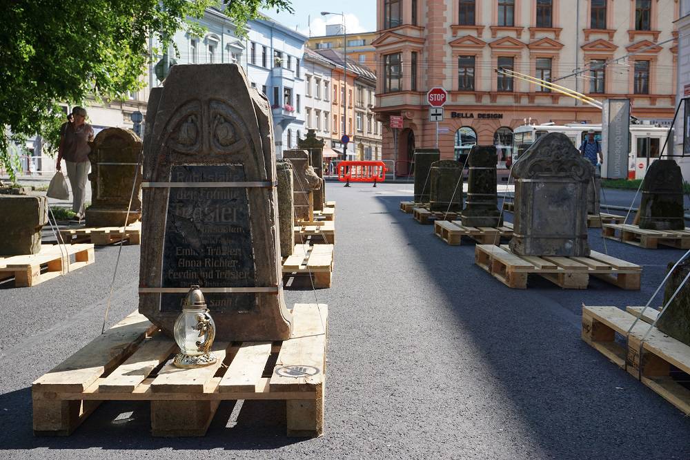 Bis Ende August stehen die Grabsteine in Aussig auf der Straße vor dem Museum. Foto: Steffen Neumann