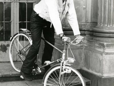 Joseph Beuys auf den Stufen des Eingangs der Kunstakademie Düsseldorf. Foto: Wikimedia Commons/ Hans Lachmann (CC BY-SA 2.0)