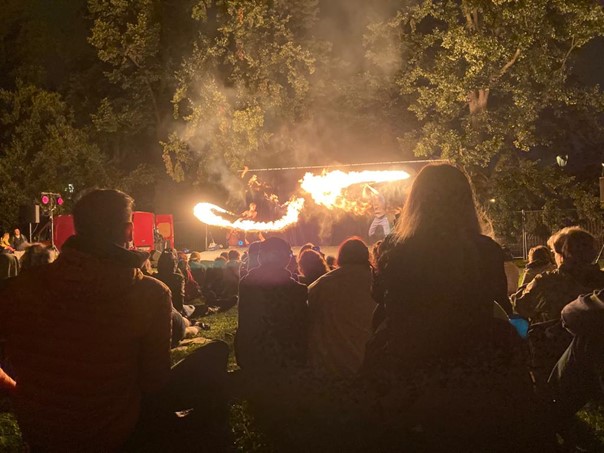 Das Künstlerduo überzeugt mit seiner Feuershow. Foto: Lucia Vovk