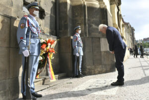 Bundespräsident Steinmeier gedenkt der Opfer des Nationalsozialismus. Foto: ČTK/Říhová Michaela