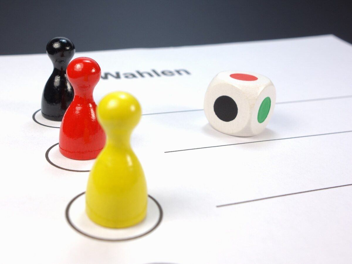 An der Bundestagswahl kann man aus dem Ausland per Briefwahl teilnehmen. Voraussetzung ist die Eintragung im Wählerverzeichnis. Foto: Dirk1981, Briefwahl Bundestagswahl 2017 Postkasten, CC BY-SA 4.0