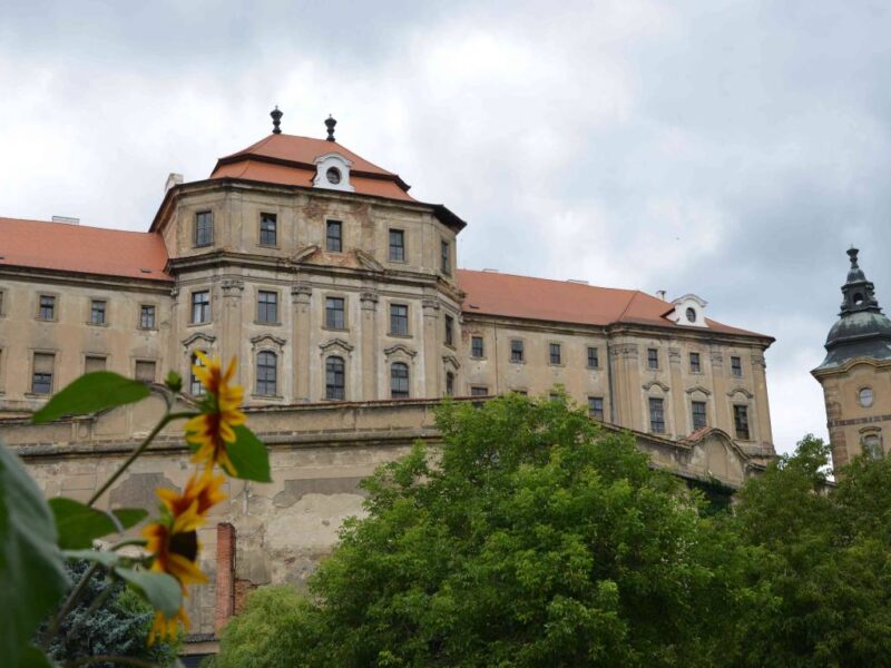 Das heruntergekommene Kloster wird am Samstag zur Theaterbühne. Foto: Tobias Eisch.