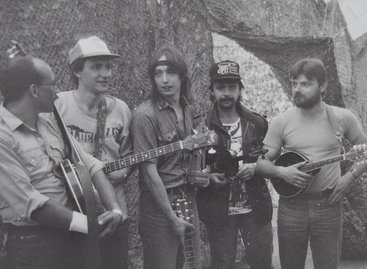Die Gruppe COP (Zopf) 1986 beim Festival Porta. Foto: Reproduktion von Beate Franck aus der Ausstellung „Phänomen Porta“, in Pilsen gezeigt von Juli bis 2. September