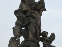 Die Statue der Heiligen Ludmilla auf der Karlsbrücke. Foto: Detmar Doering