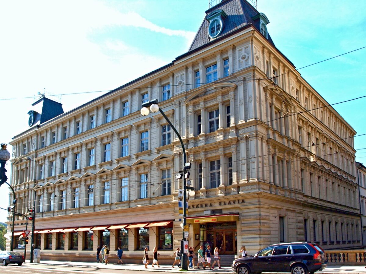 Das Café Slavia besteht auch nach fast 140 Jahren. Foto: VitVit, Palác Lažanských, CC BY-SA 3.0