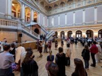Die Atmosphäre der ersten Ausstellungseröffnung nach einem Jahr in der Galerie Rudolfinum ist besonders. Foto: Jan Slavík, Galerie Rudolfinum