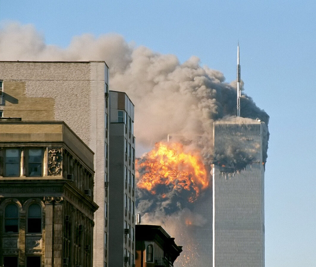 Die Anschläge auf das WTC jähren sich zum 20. Mal. Foto: UA_Flight_175_hits_WTC_south_tower_9-11.jpeg: Flickr user TheMachineStops (Robert J. Fisch) derivative work: upstateNYer, UA Flight 175 hits WTC south tower 9-11 edit, CC BY-SA 2.0