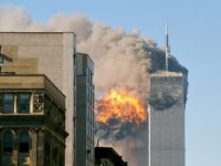 Die Anschläge auf das WTC jähren sich zum 20. Mal. Foto: UA_Flight_175_hits_WTC_south_tower_9-11.jpeg: Flickr user TheMachineStops (Robert J. Fisch) derivative work: upstateNYer, UA Flight 175 hits WTC south tower 9-11 edit, CC BY-SA 2.0