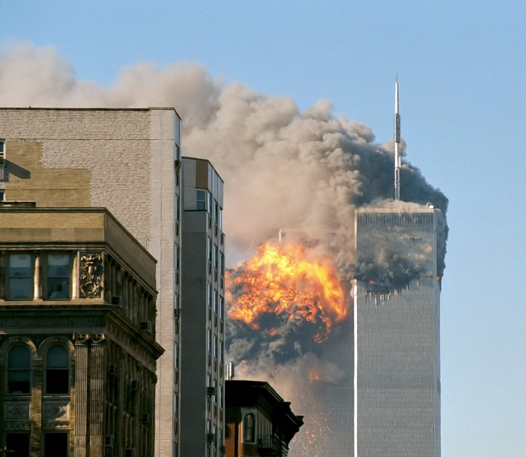 Die Anschläge auf das WTC jähren sich zum 20. Mal. Foto: UA_Flight_175_hits_WTC_south_tower_9-11.jpeg: Flickr user TheMachineStops (Robert J. Fisch) derivative work: upstateNYer, UA Flight 175 hits WTC south tower 9-11 edit, CC BY-SA 2.0