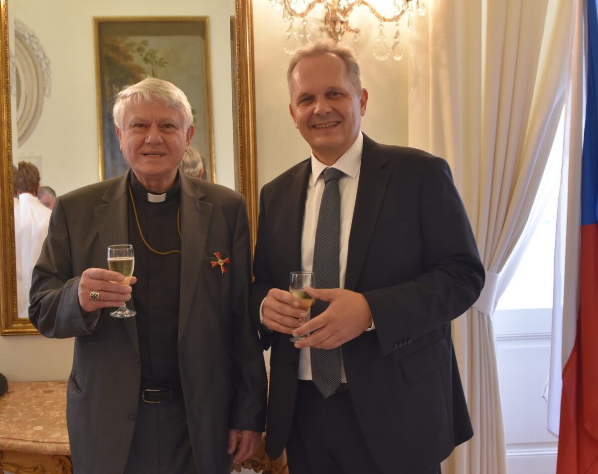 Václav Malý (links) mit Botschafter Andreas Künne. Foto: Deutsche Botschaft Prag