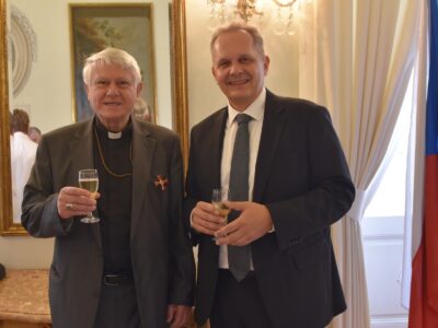 Václav Malý (links) mit Botschafter Andreas Künne. Foto: Deutsche Botschaft Prag