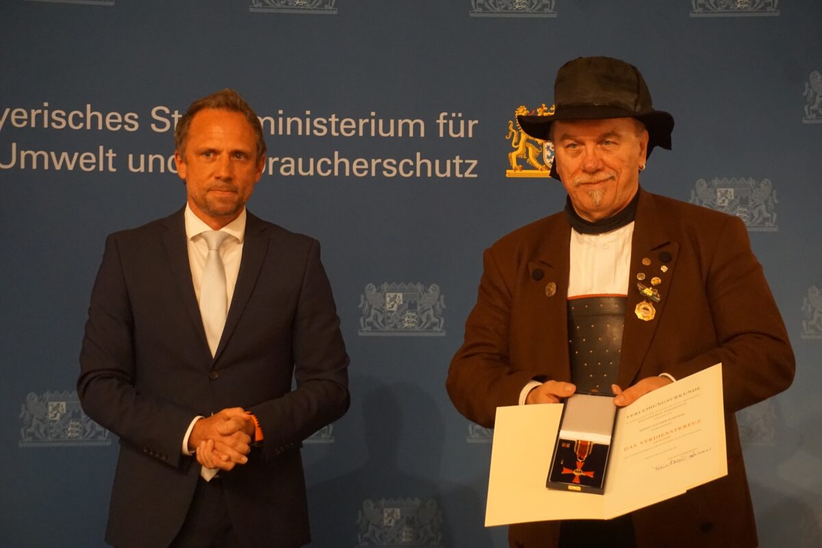Staatsminister Thorsten Glauber überreicht Günther Wohlrab (rechts) das Bundesverdienstkreuz. Foto: Peter Pirner