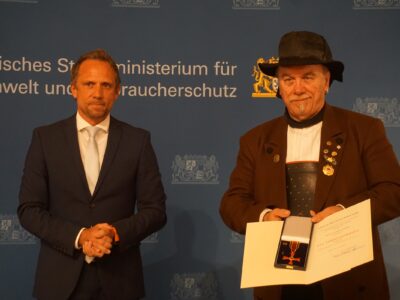 Staatsminister Thorsten Glauber überreicht Günther Wohlrab (rechts) das Bundesverdienstkreuz. Foto: Peter Pirner