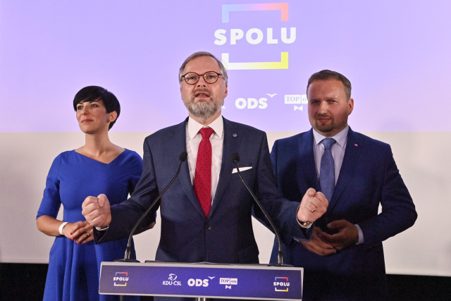 Der Spitzenkandidat des Bündnisses SPOLU Petr Fiala (ODS) feiert mit Markéta Pekárová Adamová (TOP09) und Marian Jurečka (KDU-ČSL) den Wahlsieg. Foto: ČTK/Šimánek, Vít
