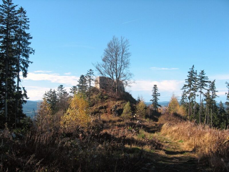 In dem Berg unterm Ödschlössel (Pustý hrádek) ist der Kaiser Karl mit seinen Rittern verzaubert. Foto: Jik jik/ wikimedia commons/ Pusty hradec u Kasperku/ CC BY-SA 4.0