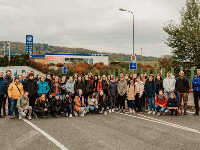 Die Schülerinnen und Schüler aus Taus und Bad Kötzting trafen sich in Furt im Wald. Foto: TANDEM