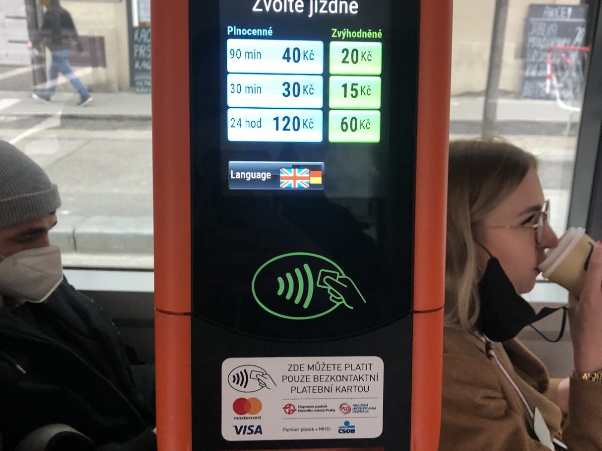 Der Ticketautomat in der Tram. Foto: Fanny Messer