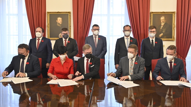 Die Parteichefs der fünf voraussichtlich an der Regierung beteiligten Parteien unterzeichneten den in den letzten Wochen ausgehandelten Koalitionsvertrag. Foto: ČTK/Kamaryt Michal