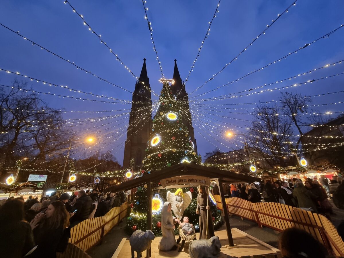 Der Weihnachtsmarkt auf dem Friedensplatz (Náměstí Míru) hatte bereits am Montag geöffnet. Am Freitag ab 18 Uhr muss er wieder schließen. Foto: Manuel Rommel